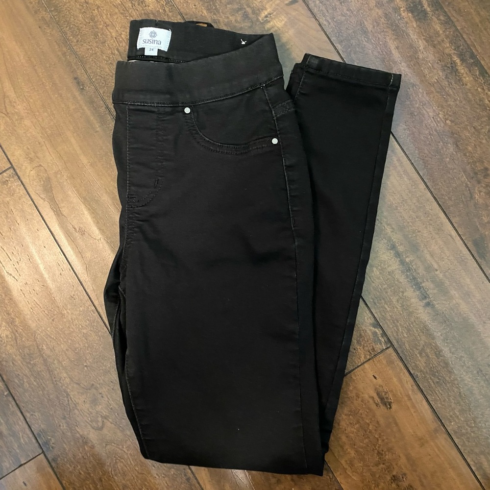 Susina brand legging jean. Super soft fabric. Size 24
Front has faux pockets.